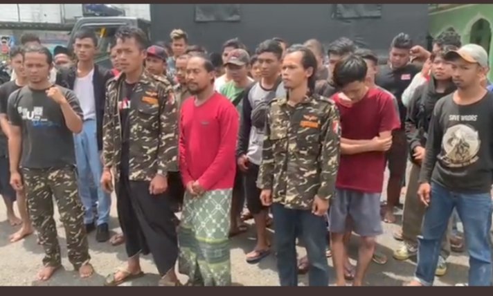 Pasca ditangkap Polisi,warga desa Wadas tetap menolak pertambangan di desa mereka!!

Dibarisan depan seragamnya kek kenal??🤔🤔

#WadasTolakTambang 
#Wadas_Melawan 
#WadasAdalahKita