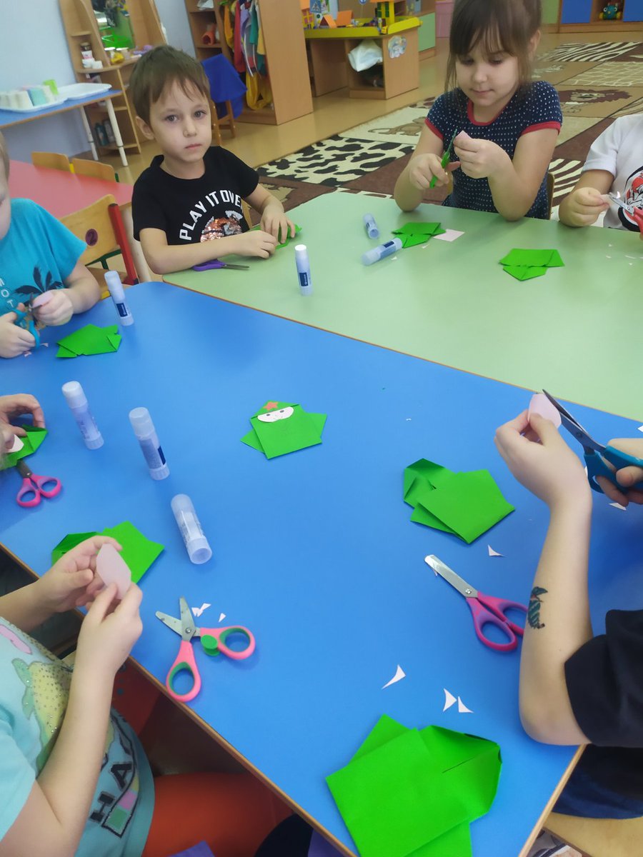 В рамках национального проекта "Образования"  <a href="/sad325samara/">МБДОУ "Детский сад №325 "Незабудка" г.о. Самара</a> успешно реализуется дополнительная  программа с детьми 5 -6  лет по нетрадиционной техники в изобразительной  деятельности "Волшебная кисть"  Ребята старшей группы  #5 "Строители"  сделали солдатика с помощью Оригами.