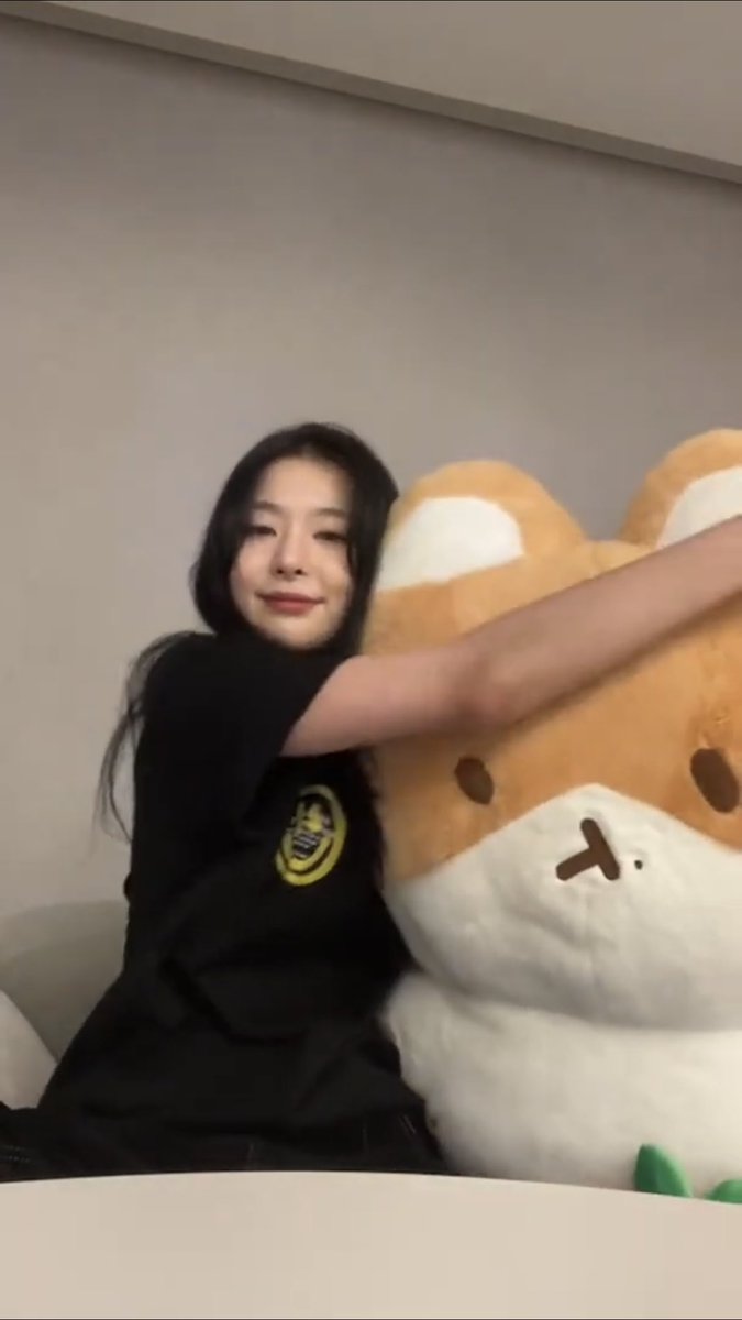 oshcuddles's tweet image. SO ADORABLE Seulgi hugging her 80cm Teolaegi by Baekhyun 😭🥺