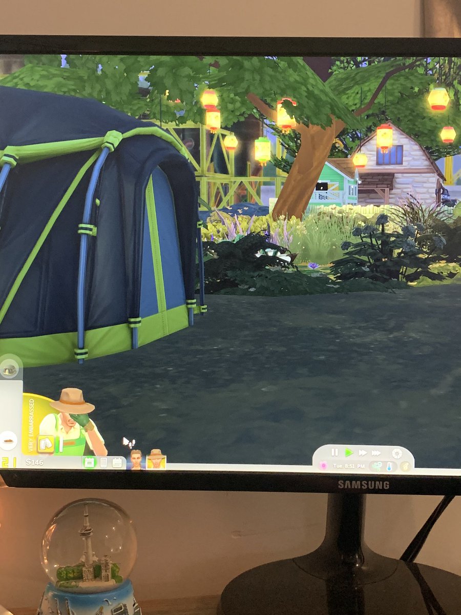 janelleoooooo's tweet photo. My sims live in a tent because I spent to much on the garden 😂😅 

Yes, he did pee himself 🤦🏼‍♀️ https://t.co/uBPKxKv2gH