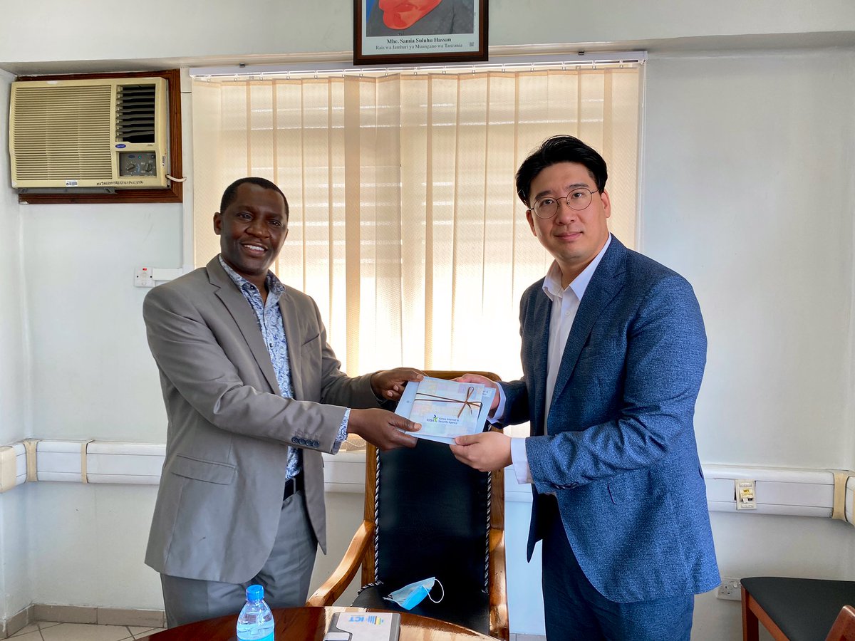 Kotra Dar Es Salaam (@kotradsm) on Twitter photo Today the Director General of the Korea Internet & Security Agency - Africa region had a chance to meet and discuss important areas of cooperation with the <a href="/ict_commission/">ICT Commission-Tanzania</a>'s <a href="/mwelasj/">Samson Mwela</a>. Capacity building within the ICT sector in #Tanzania featured prominently.
๐น๐ฟ๐ค๐ฐ๐ท Today the Director General of the Korea Internet & Security Agency - Africa region had a chance to meet and discuss important areas of cooperation with the <a href="/ict_commission/">ICT Commission-Tanzania</a>'s <a href="/mwelasj/">Samson Mwela</a>. Capacity building within the ICT sector in #Tanzania featured prominently.
๐น๐ฟ๐ค๐ฐ๐ท