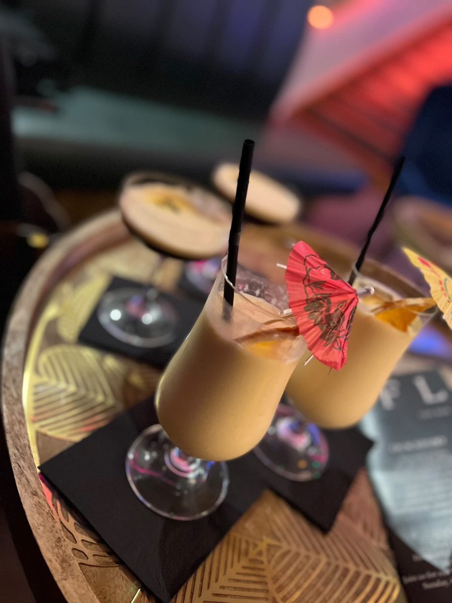 FlowBarsSW's tweet image. Our new cocktail menu is a knockout success, even if we do say do ourselves. Thursday is a good day to try our latest cocktails as it’s happy hour all night. Open from 5. 

Uber eats &amp;amp; take-outs also available. 

📸 #adorabellacakes 

#flowbarfrome 
#frome 
#fromesomerset