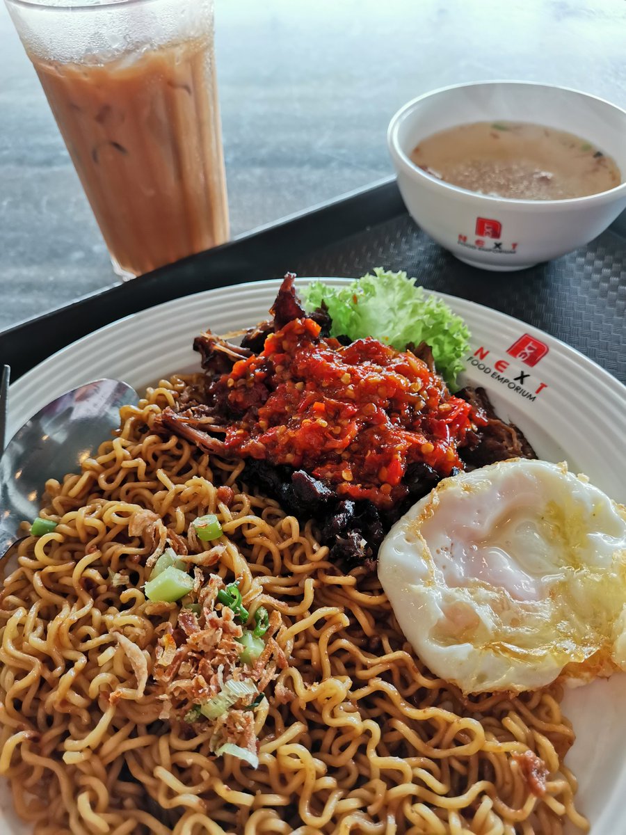 effortless_skin's tweet photo. Makan duluhhhh https://t.co/OhRSrSE7kJ