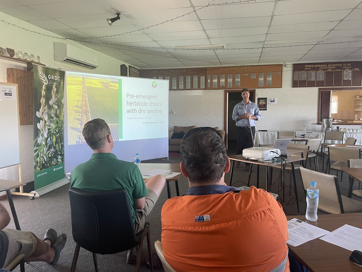 3FINFINFIN's tweet photo. @Mike_AHRI unloading some brilliant data on our pre-em herbicides vs wet-with-knockdown/dry sowing vs crop competition and yield outcomes from that.

Yuuuge trial! Very lucky to get 1st eyes on 2021’s data.

Be diverse and unpredictable in you weed management!

@AHRI_Team https://t.co/JCS2C7P0SK