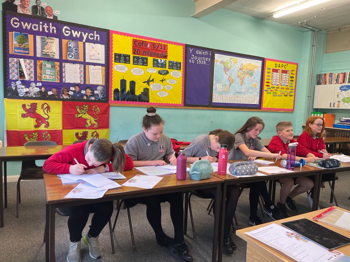 CymraegYHR's tweet photo. Disgyblion bl 6 wedi mwynhau'r gweithdy creadigol gydag @eurig a @HywelGriffiths ddoe. Diolch i'r @Urdd @UrddCeredigion am drefnu a diolch i'r plant am fod yn sêr.⭐️Pawb wedi joio ysgrifennu eu cerddi ar y testun Hunllef ar gyfer @EisteddfodUrdd ac Eisteddfod @YsgolHR #cerddi https://t.co/UGdjI3SXbT
