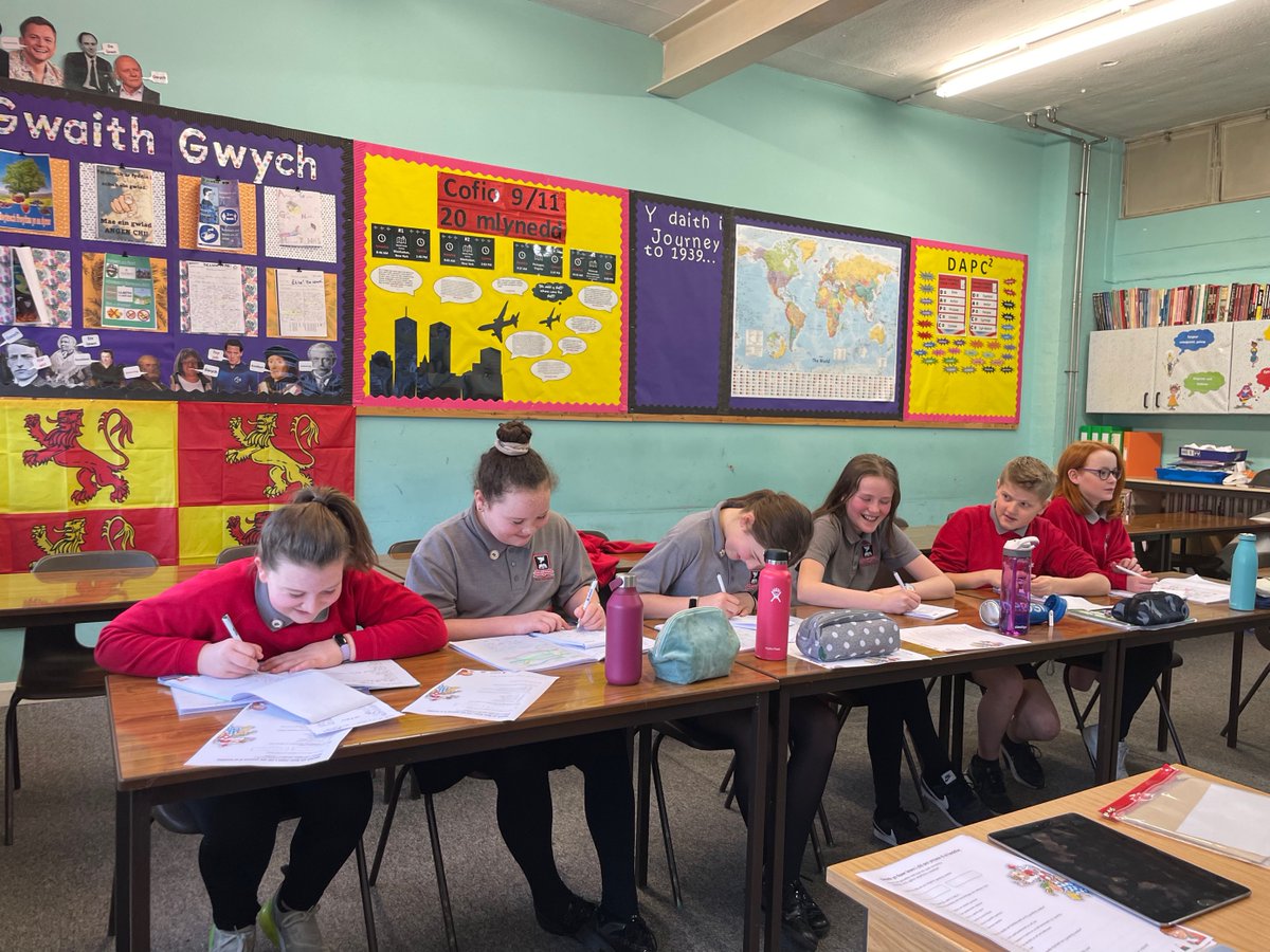 CymraegYHR's tweet photo. Disgyblion bl 6 wedi mwynhau'r gweithdy creadigol gydag @eurig a @HywelGriffiths ddoe. Diolch i'r @Urdd @UrddCeredigion am drefnu a diolch i'r plant am fod yn sêr.⭐️Pawb wedi joio ysgrifennu eu cerddi ar y testun Hunllef ar gyfer @EisteddfodUrdd ac Eisteddfod @YsgolHR #cerddi https://t.co/UGdjI3SXbT