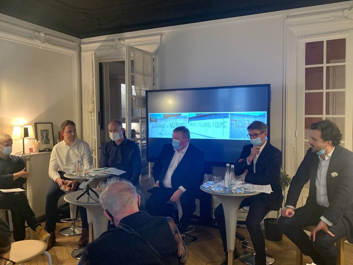 moreaujb23's tweet image. 🎙👨‍🌾 Je participais ce matin à une table-ronde avec @leszhomnivores sur le thème: "La violence animaliste, une menace pour notre liberté alimentaire" avec l'#UGPVB, @GDivanach éleveur laitier et de porcs &amp;amp; Yves Fantou président délégué de @culture_viande