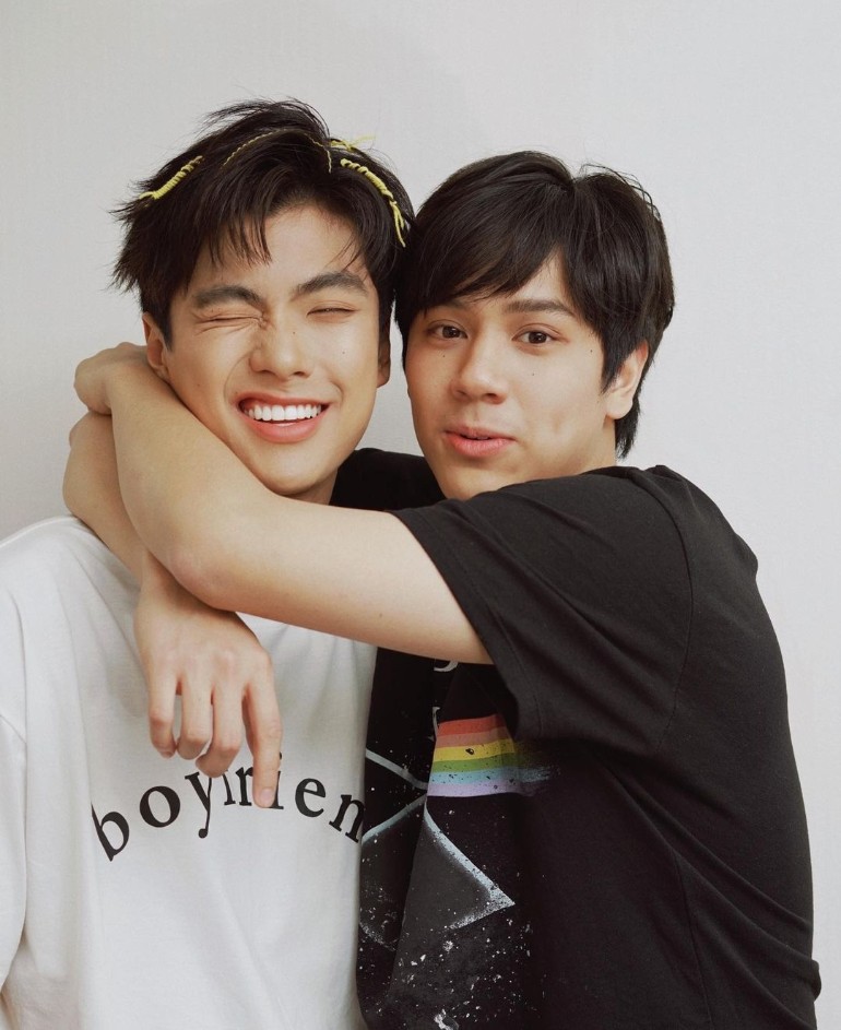 Jasminyme's tweet photo. OhmNanon AU
Four tweet

Serba-serbi kelakuan Nanun bocah yang clingy dengan Manusia es seperti Pawat. 
Cekcok tiada henti 👍🏻 https://t.co/ly7Lb9gj0N