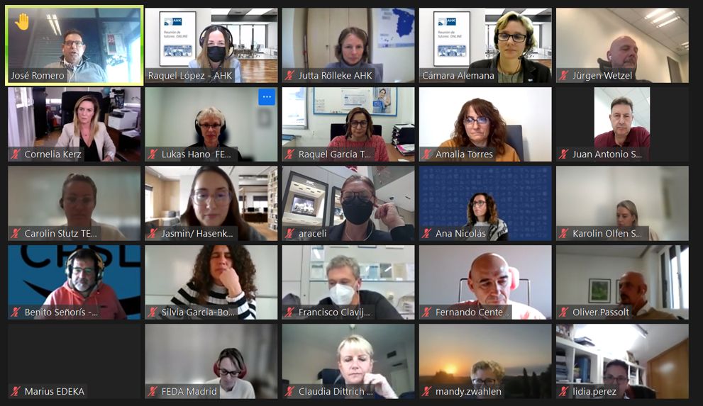 AHK_es's tweet photo. Poniendo en valor conjuntamente la #FPDual en nuestra reunión de tutores @FEDA_Madrid_ @FEDA_Barcelona con un total de 36 asistentes - ¡muchas gracias por vuestra participación! Si tú también quieres formar al talento joven, ponte en contacto con nosotros: https://t.co/UiTcbeN5gN https://t.co/3Gq5fpjF82