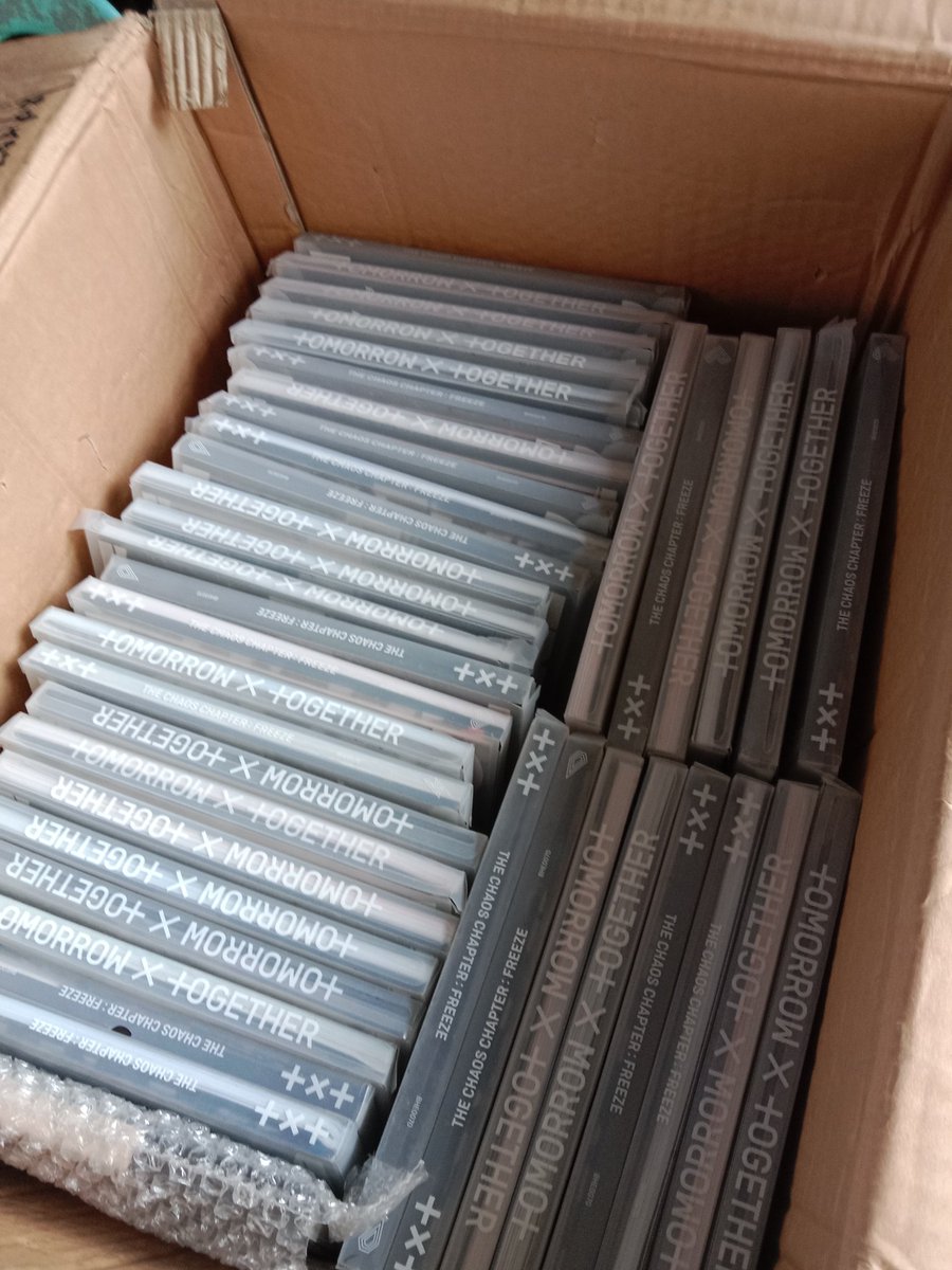 YMMShopPH's tweet photo. [#YMMupdates]

Onhand napo yung TXT Freeze waiting nalang ipack at isend nainyo ang shopee checkout link🥰

+ Baka may sobra abang abang https://t.co/pbr9mjAt3d