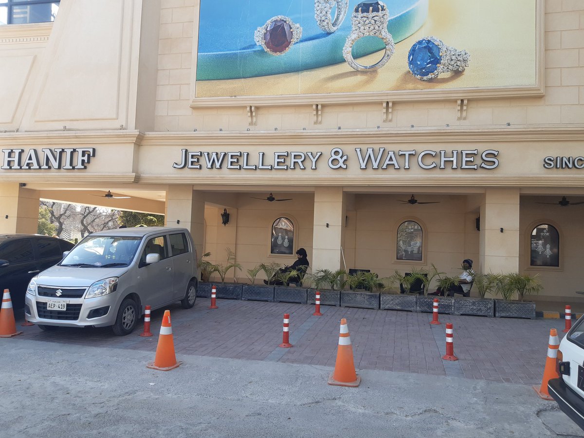 کیا اسلام آباد انتظامیہ بتاسکتی ہے کہ سپر مارکیٹ، ایف 6 مرکز، میں ان لوگوں کو یہ اختیار کیسے مل گیا ہے کہ مارکیٹ میں اتنی بڑی جگہ کو وہ اپنے لیے مخصوص کرلیں اور اپنے گاہکوں کے سوا کسی کو گاڑی نہ پارک کرنے دیں؟
<a href="/dcislamabad/">DC Islamabad</a>