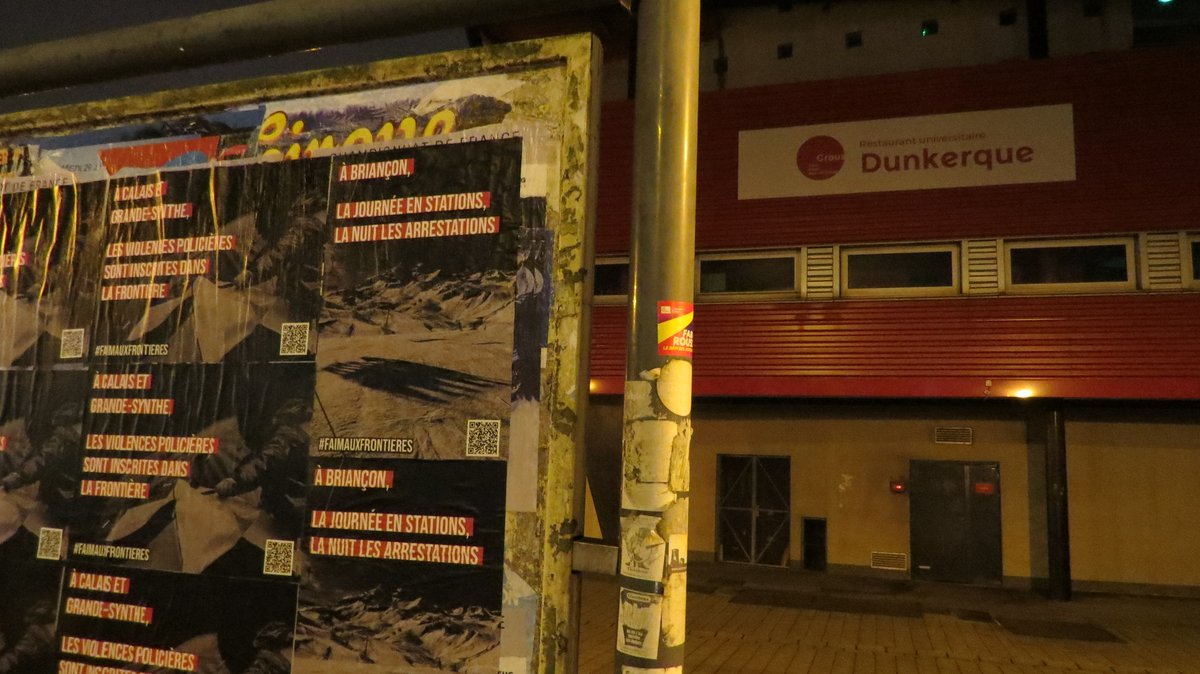 AttacFlandre's tweet photo. Opération collage d'affiches dans les rues de #Dunkerque comme dans + de 50 villes de France en même temps, pour rendre visibles les conditions déplorables de non-accueil
#calais #grandesynthe #loonplage
#faimauxfrontières
#devoirdhumanite
#maltraitancedetat https://t.co/lZtXXcPgUB