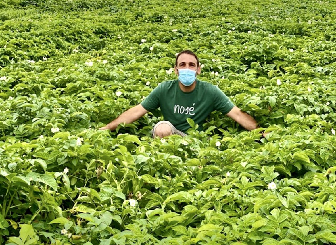 Lucía Calvo y José Iglesias artesanos de las legumbres gallegas. Desde #ladespensadelujo suministran variedades escogidas a la alta cocina española. Su libro de cocineros / clientes impresiona. #diainternacionaldelaslegumbres.     elpais.com/elpais/2022/02…