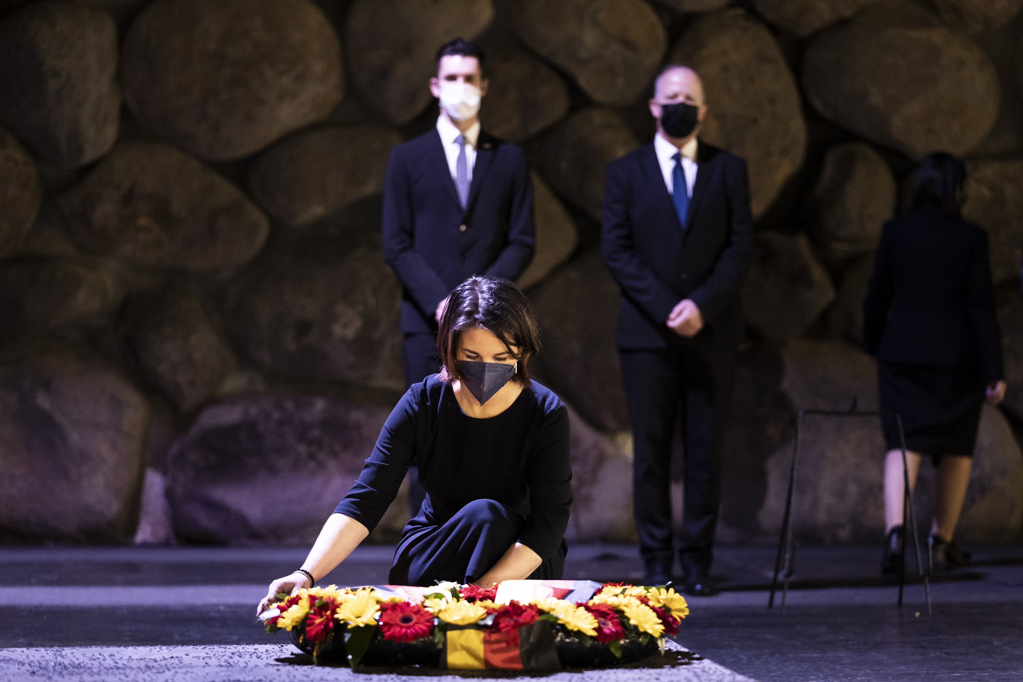 Annalena Baerbock legt einen Kranz nieder in Yad Vashem.