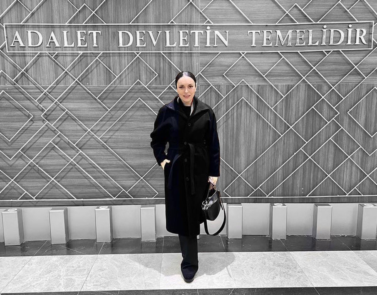 Ezgi Mola eğer yerinde oturup sorunlara ses çıkarmadaydı,banane deseydi şu sorunlarla uğraşmayacaktı. Yanlış gidene dur diyorsan böyle durumlarla karşılaşırsın ama asla pes etmezsin,adalete inanıyorum.
<a href="/ezgimola/">ezgi mola</a> 
#EzgiMolaYalnızDeğildir✊🏻
#SeninleyizEzgiMola