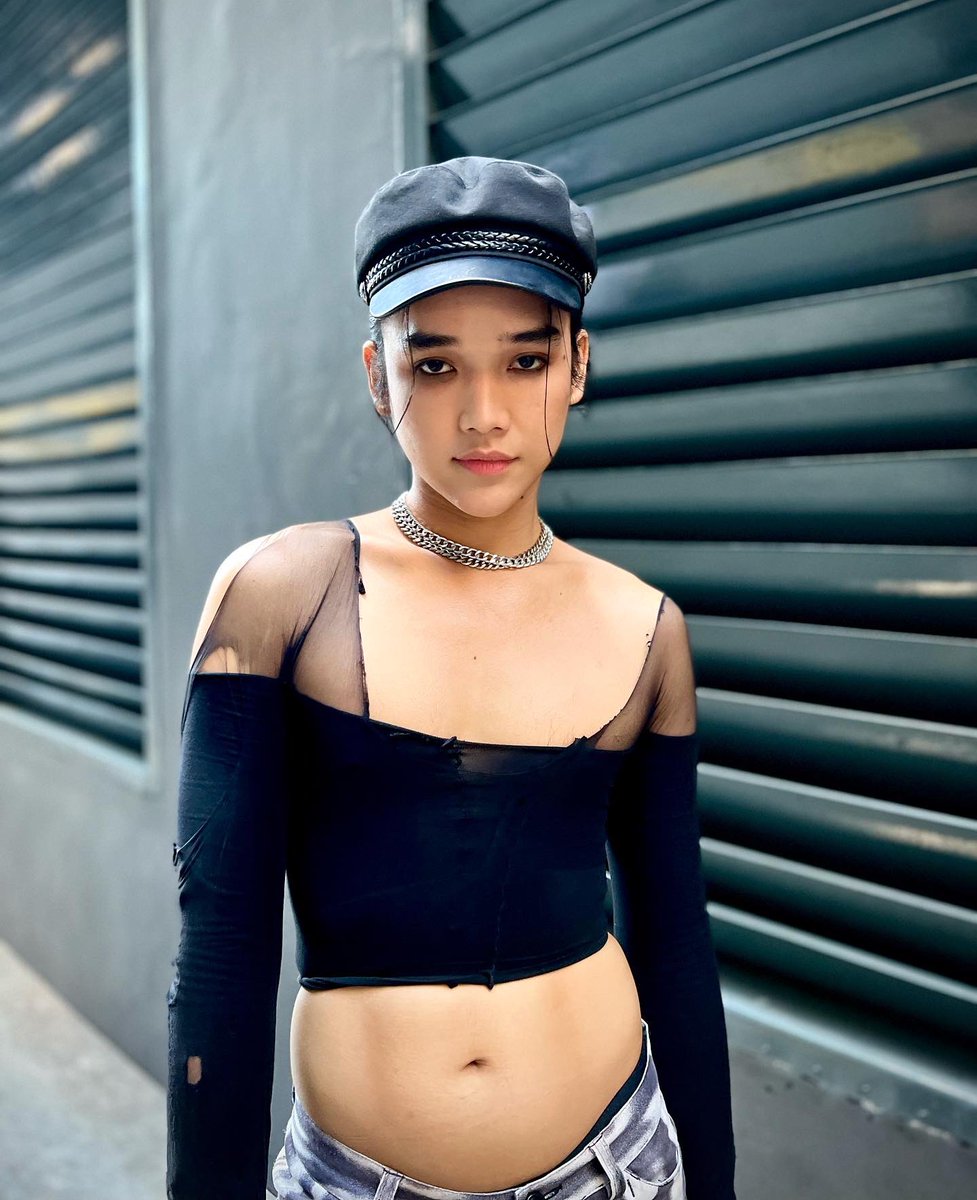 henzinanobe's tweet photo. Apparently fashion knows no boundaries so here we are 🖤 #fashion #style #ootd 

Hi Twitter been a while 👋🏼 https://t.co/5lKav9xsWF
