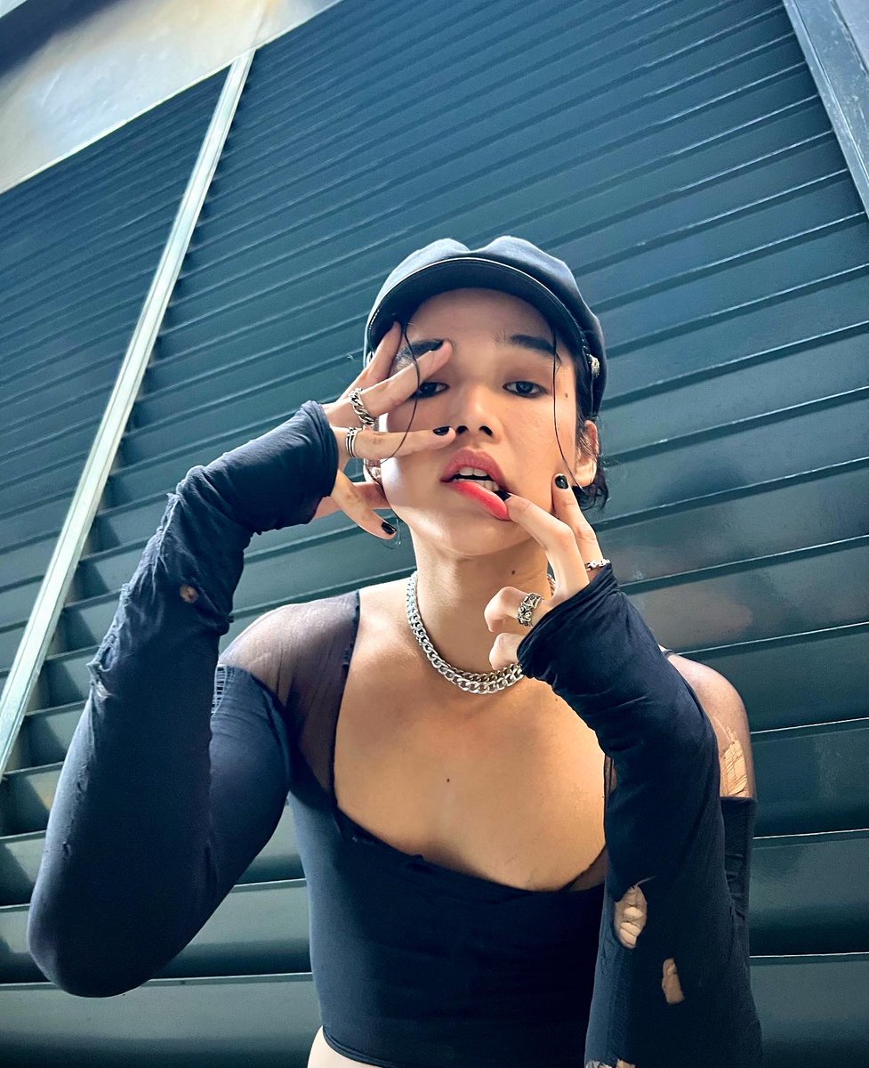 henzinanobe's tweet photo. Apparently fashion knows no boundaries so here we are 🖤 #fashion #style #ootd 

Hi Twitter been a while 👋🏼 https://t.co/5lKav9xsWF