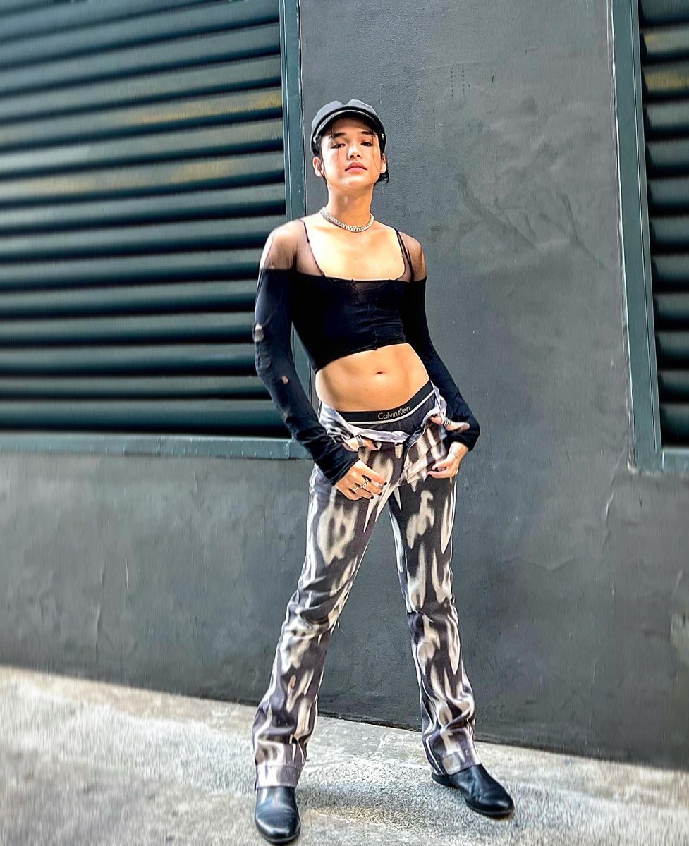 henzinanobe's tweet photo. Apparently fashion knows no boundaries so here we are 🖤 #fashion #style #ootd 

Hi Twitter been a while 👋🏼 https://t.co/5lKav9xsWF