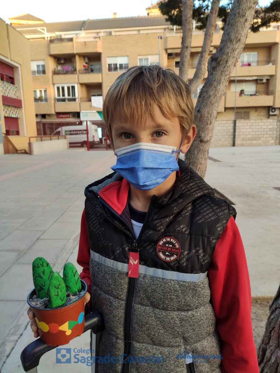 colegioscorazon's tweet photo. +EXTRAESCOLARES. Tras tres sesiones de manualidades, por fin nos llevamos a casa nuestros cactus. Unas piedras pintadas simulando un cactus, gomets para decorar maceteros reciclados, un poquito de arena y voilá!¡Hacemos magia en nuestra clase!🌵
#somosdehonianos #colegiodehoniano https://t.co/Ln6mKYc6wO