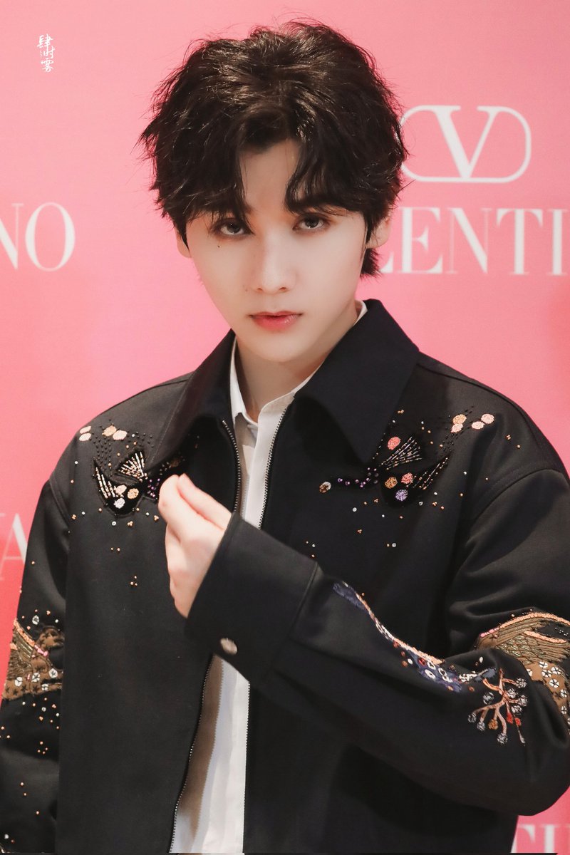 Hana_babii's tweet photo. This is insane! He looks so damn good😍🔥

VLTN WITH GQC 
#ValentinoChengduXNine https://t.co/jEBZ6mrUsL