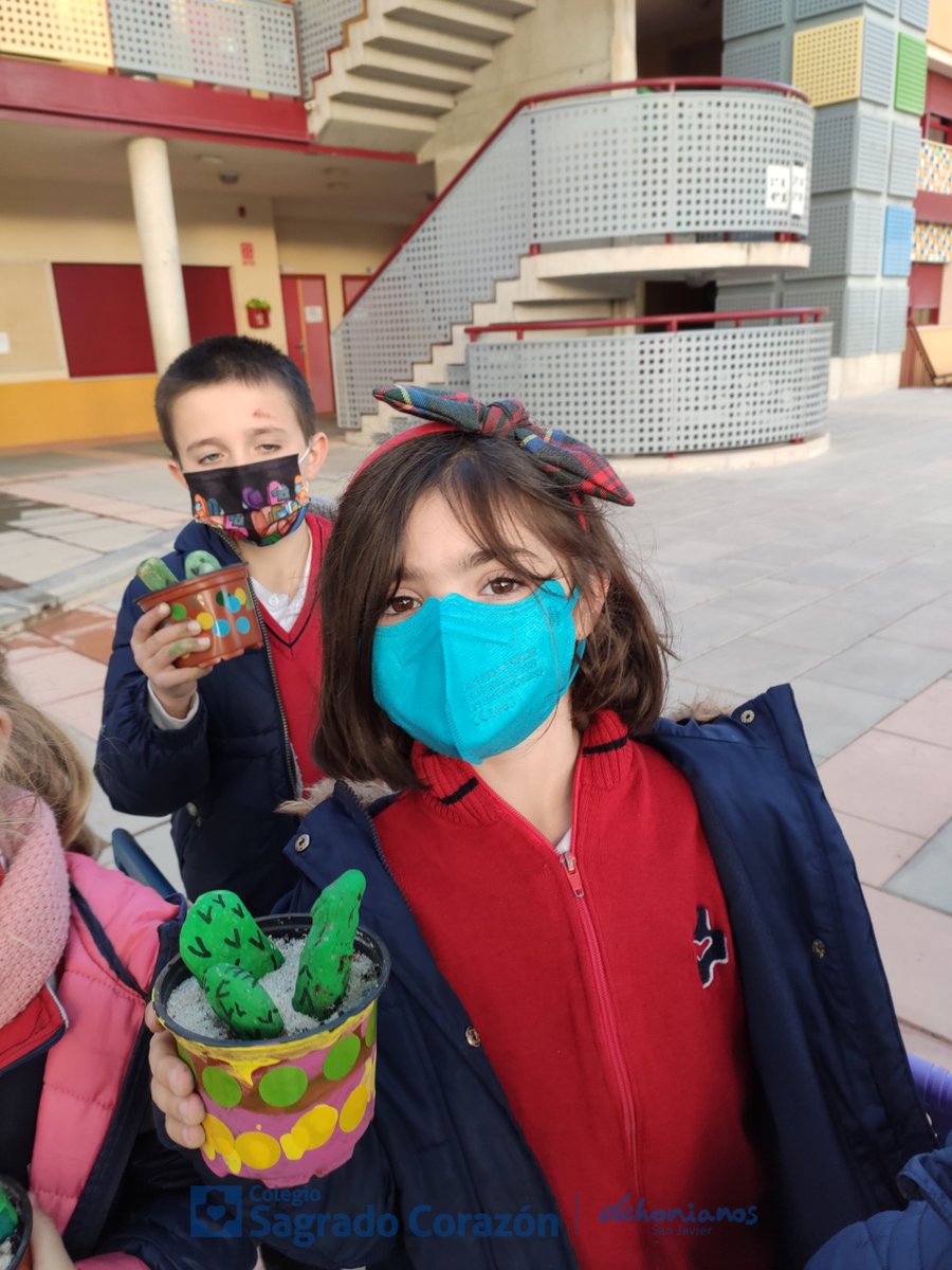 colegioscorazon's tweet photo. +EXTRAESCOLARES. Tras tres sesiones de manualidades, por fin nos llevamos a casa nuestros cactus. Unas piedras pintadas simulando un cactus, gomets para decorar maceteros reciclados, un poquito de arena y voilá!¡Hacemos magia en nuestra clase!🌵
#somosdehonianos #colegiodehoniano https://t.co/Ln6mKYc6wO