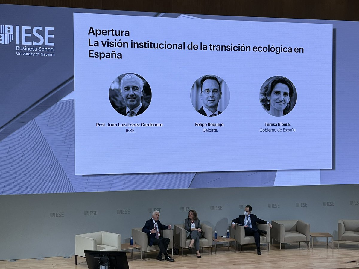 Le plantemos la cuestión a la VP y Ministra <a href="/Teresaribera/">Teresa Ribera</a> sobre las medidas que plantea el <a href="/gobiernoespa/">Gobierno de España ✉</a> para paliar la terrible situación de precios que afectan a sectores intensivos en #energía como el #sector   #ceramico 
<a href="/iesebschool/">IESE Business School</a> #IESEenergy