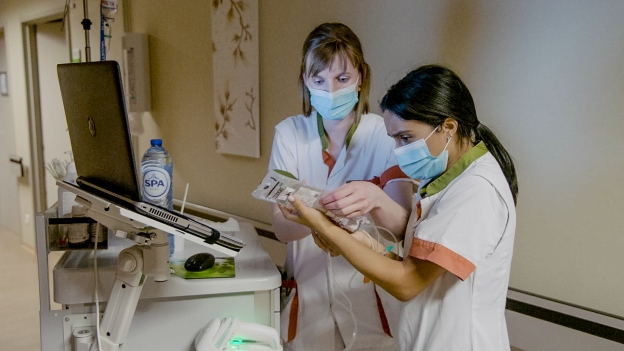 Emoties, vermoeidheid en de vrolijke noten van Stefaan Degand tijdens de eerste nachtshift: je ziet het in de volgende aflevering van Een Echte Job.

Vanavond om 20u35 op VTM.

#eenechtejob #vtm #jessaziekenhuis