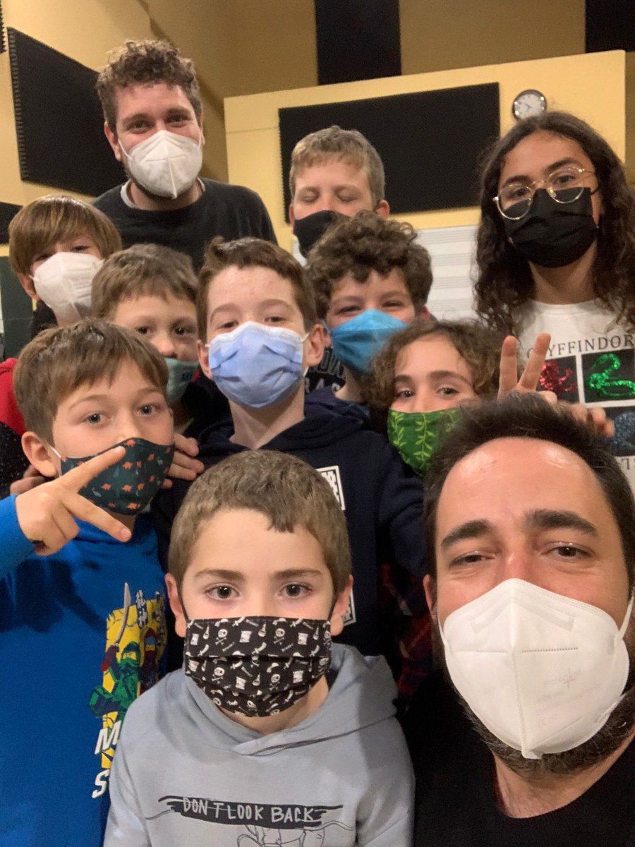 ECMMVilanova's tweet photo. Foto de família de l'aula de percussió després de la seva audició de #setmanaverda. Quina quinta més maca! Enhorabona @ivanherranz i @pau_munta per la feina feta! https://t.co/OVfLz4SCKS