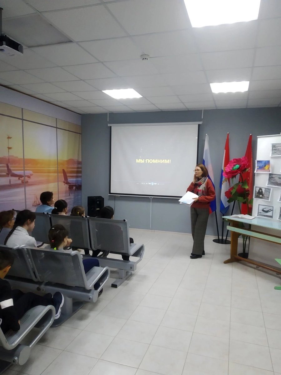 8 декабря - день юного героя. 
В школе прошли классные часы, посвящённые подвигам,  совершенным детьми в годы Великой Отечественной войны и в мирное время.
И в наши дни юные герои спешат на помощь, спасая чьи-то жизни, рискуя своей.
В жизни всегда  есть место подвигу...