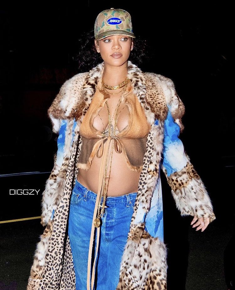 FentyStats's tweet image. Rihanna out in LA last night 🔥