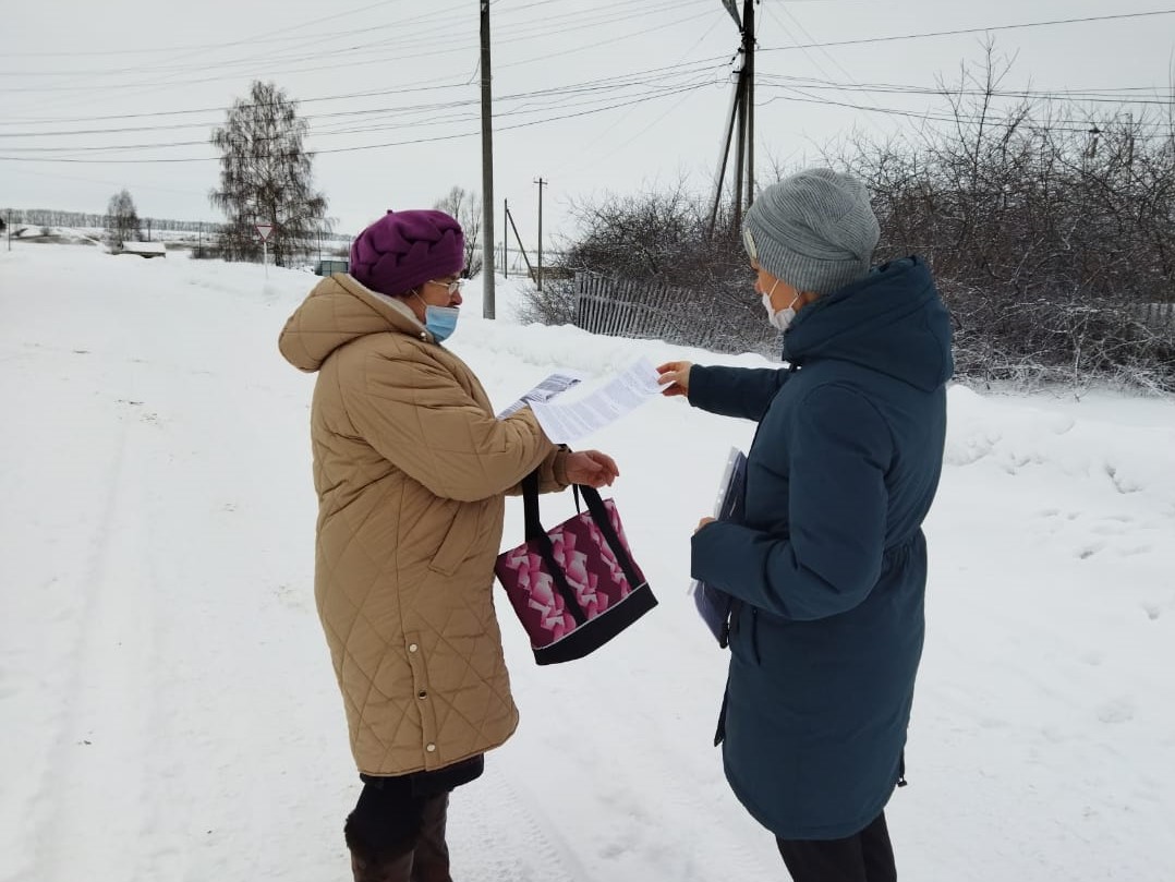 В связи с участившимися случаями мошенничества специалисты  досугового  центра и библиотеки провели акцию «Осторожно, мошенники!»
Рассказали жителям села о новых способах мошенничества,как не стать жертвой, какие правила поведения надо помнить. Были розданы листовки с информацией