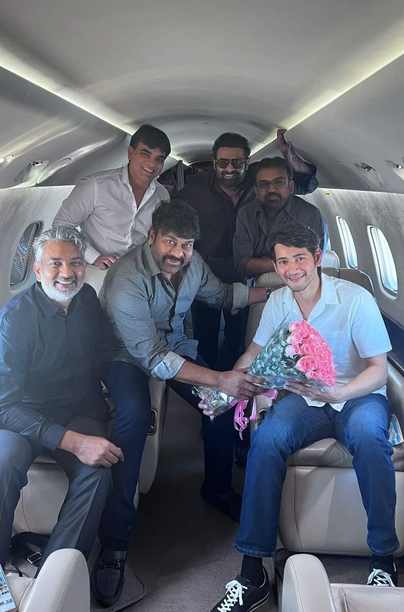 TeamChiruMHBD's tweet photo. Our Boss Mega Star @KChiruTweets Garu  Wishing Superstar @urstrulyMahesh On His 17th Wedding anniversary..😍😍

@ssrajamouli #TeamChiruMHBD #TeamChiruMahabubabad https://t.co/OHjc9CIZto