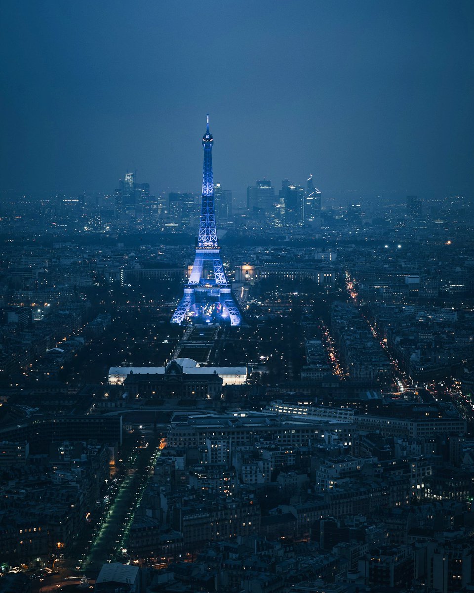 HermanDesmet's tweet photo. #paris by night ✨✨✨ https://t.co/rbkFn766bT