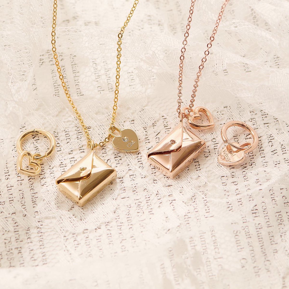 การตลาดเขาปังนะ ฟีลแบบถ้าอยากได้สร้อยหัวใจ 2 ดวงแบบนี้ ก็ต้องซื้อต่างหูนะแล้วค่อยถอดจี้เอา หรือถ้าอยากได้สร้อยซองจดหมายแบบมีหัวใจ ก็ต้องซื้อต่างหูด้วย ถูกมะะ555555555555555