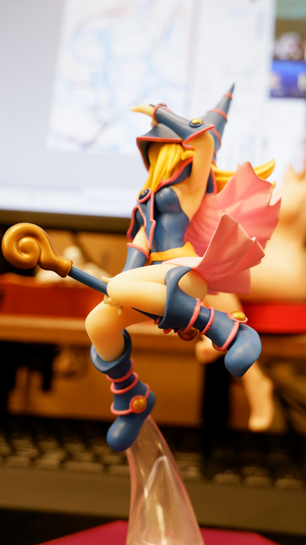 そういえばこれは前から持ってたPOP UP PARADEのブラックマジシャンガールなんですがこのクオリティで定価税込3900円なのは破格も破格なのでおすすめです
全長18センチぐらい 