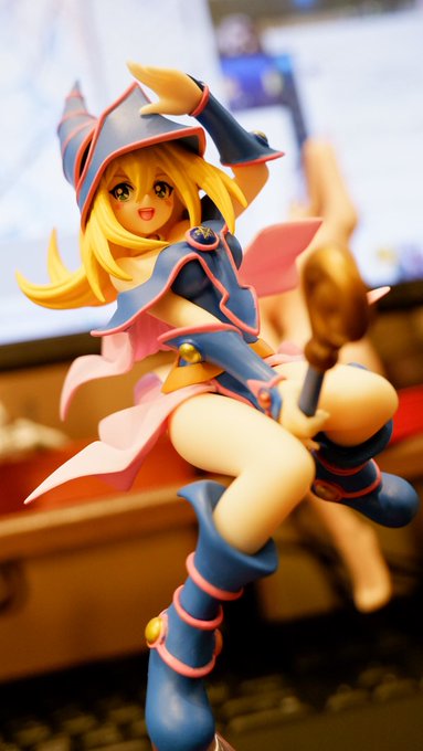 そういえばこれは前から持ってたPOP UP PARADEのブラックマジシャンガールなんですがこのクオリティで定価税込3900円なのは破格も破格なのでおすすめです
全長18センチぐらい 