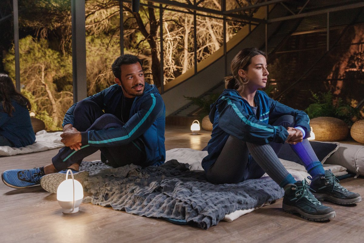 Primeras imágenes de BIENVENIDOS A EDÉN, con <a href="/SergiioMomo/">Sergio Momo</a>, <a href="/albertbaro_/">Albert Baró</a> y <a href="/clautrujillo_r/">Claudia Trujillo</a> 🌴🌞 ¡Estreno en abril! ¡En <a href="/NetflixES/">Netflix España</a>! Tic, tac...