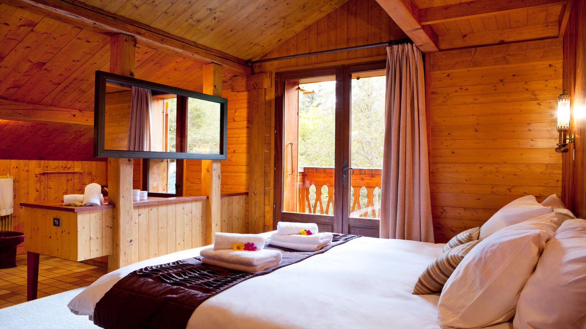 finestholidays's tweet photo. #halfterm Spoilt with a gorgeous forest setting, #skichalet Mountain Retreat 👉https://t.co/uwiblMp5oF #Chamonix available for #skiholidays 13th Feb, 7 nights € 12,600 Sleeps 8, ski out #cateredchalet 4-course dinner #selfcatered

#finestholidays #luxurytravel #luxurychalet https://t.co/MUJBjG7iO2