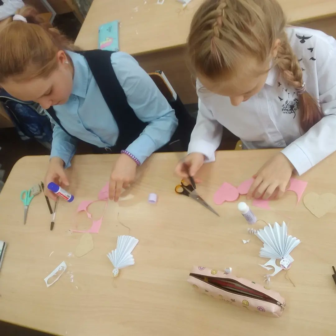 Учащиеся 4-а класса МБОУ Школы N9 приняли участие в первом этапе городской акции "Жизнь - важнее скорости". Ребята изготовили "обереги безопасности".
#ЖизньВажнееСкоростиСамара
#Школа9Самара