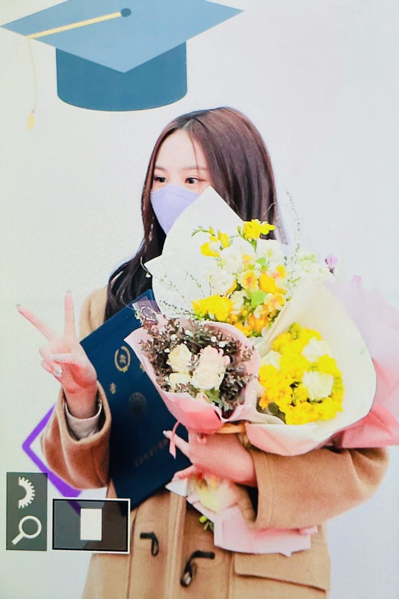 Sumi70502831's tweet photo. Congratulations cutiees on your graduation !! 😭💗
#HappyGraduationRei #Jian #jiangraduated #LIGHTSUM #IVE https://t.co/lbi14kNwyZ