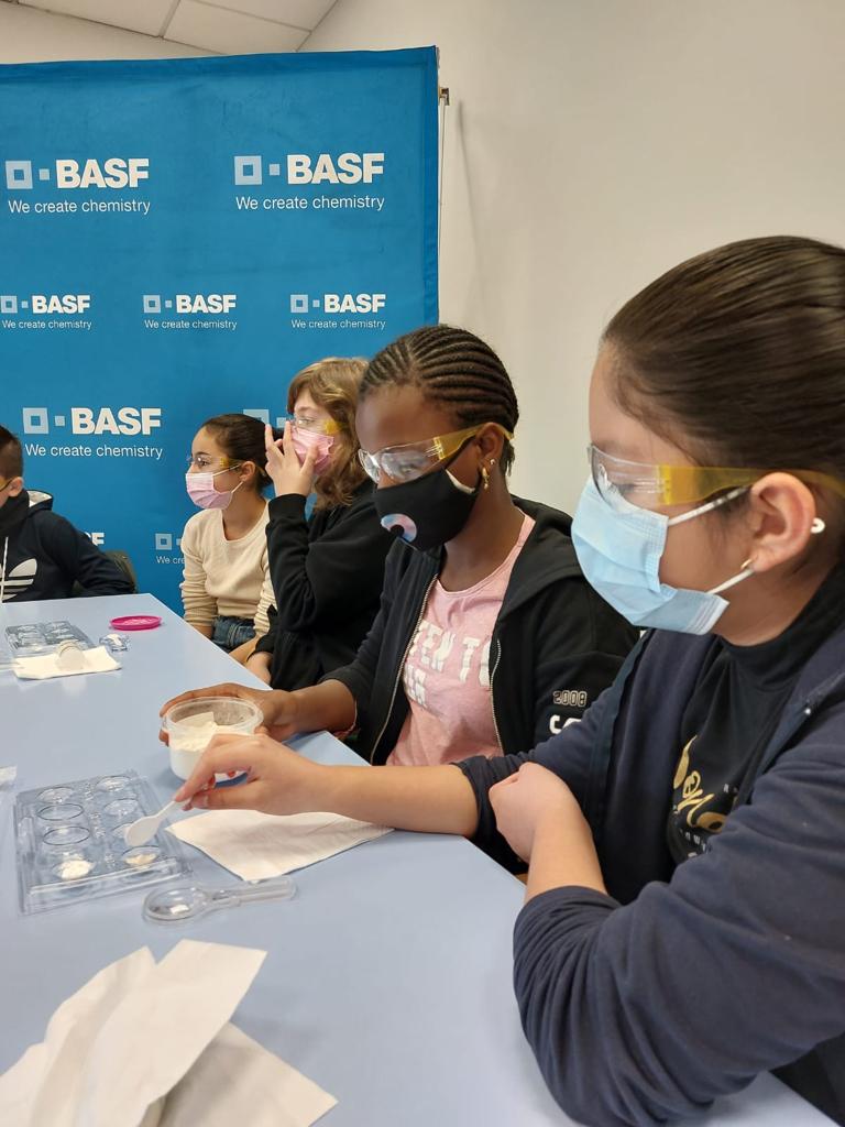BASF_ES's tweet photo. 🧪 ¡Por primera vez, los #KidsLab de #BASF desembarcan en #Canovelles! Más de 160 niños y niñas participan entre hoy y mañana en 8 talleres de #ciencia y divertidos experimentos.
👏 Gracias a los colaboradores de #Chemetall por compartir su pasión por la #química. https://t.co/HuzqUfXEmY