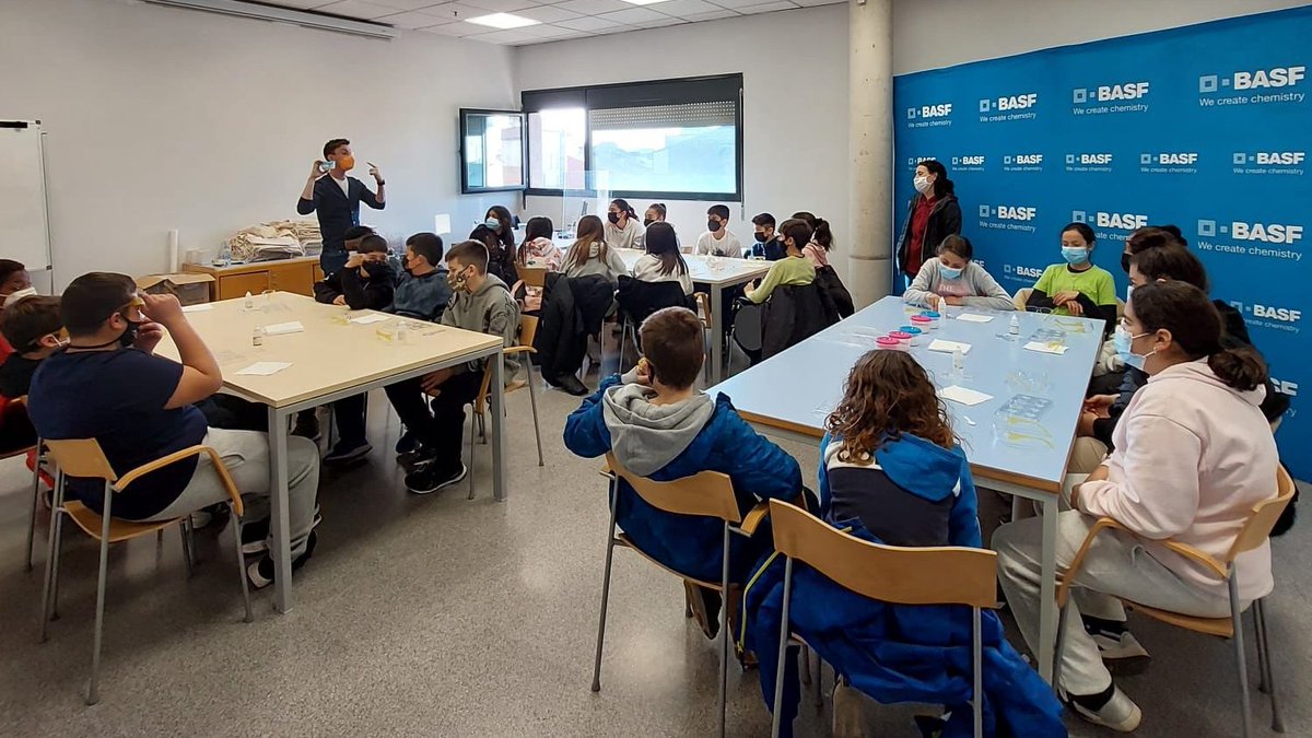 BASF_ES's tweet photo. 🧪 ¡Por primera vez, los #KidsLab de #BASF desembarcan en #Canovelles! Más de 160 niños y niñas participan entre hoy y mañana en 8 talleres de #ciencia y divertidos experimentos.
👏 Gracias a los colaboradores de #Chemetall por compartir su pasión por la #química. https://t.co/HuzqUfXEmY