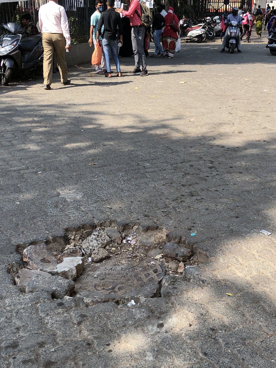 Shoheb_Qureshi7's tweet photo. Inside railway premises,plzz repair this storm water cover as soon as posible before any mishap/injury to the citizens n also vehicles @ECRlyHJP @RailwaySeva @Central_Railway @mumbairailusers @ACI_Mumbai @CampTransit 
#location:- Opp Gate of Reservation ticket counter Byculla (w) https://t.co/Ig1QJ0SCRi