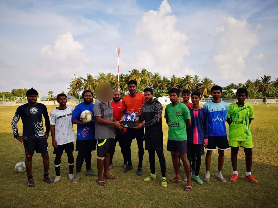 ލ. އެފް.ސީ.އެސް.ސީ ގެ އަމާންހިޔާ ގައި ހުންނަ ކުއްޖަކަށް އޭނާ އާއި އެކު  ފުޓްބޯޅަ ކުޅެންދާ ލ. ފޮނަދޫ ބަރާސިލް އަވަށުގެ ޒުވާނުންތަކެއް ގެ ފަރާތުން ފުޓްބޯޅަ ބޫޓެއް ހަދިޔާކޮށްފި. މިކަމަށް އެހީތެރިވެދެއްވި ޒުވާނުންނަށް ލ. އެފް.ސީ.އެސް.ސީ ގެ ފަރާތުން ވަރަށް ޚާއްސަ ޝުކުރެއް ދަންނަވަން