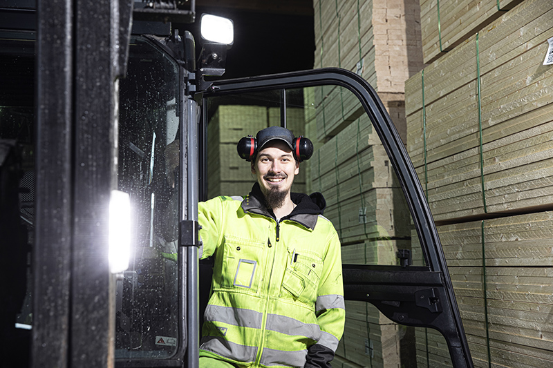 Sahalla on toistasataa erilaista työtehtävää. Samalla, kun sahat huolehtivat työntekijöidensä hyvinvoinnista ja työturvallisuudesta, ne tarjoavat mahdollisuuksia työn kiertoon, kouluttautumiseen ja etenemiseen.

Vaikuttavaa, vai mitä?

#melkovaikuttavaa