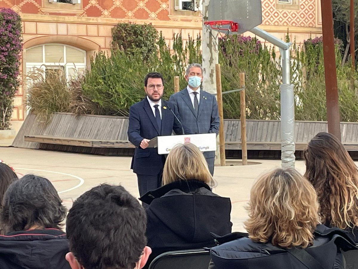 El president <a href="/perearagones/">Pere Aragonès i Garcia</a> i el conseller <a href="/JosepGCambray/">Josep G. Cambray</a> comuniquen en aquests moments l’avançament de l’inici del curs escolar 2022-2023: les classes començaran el 5 de setembre a infantil i primària i el dia 7 a l’ESO, el Batxillerat i la Formació Professional.