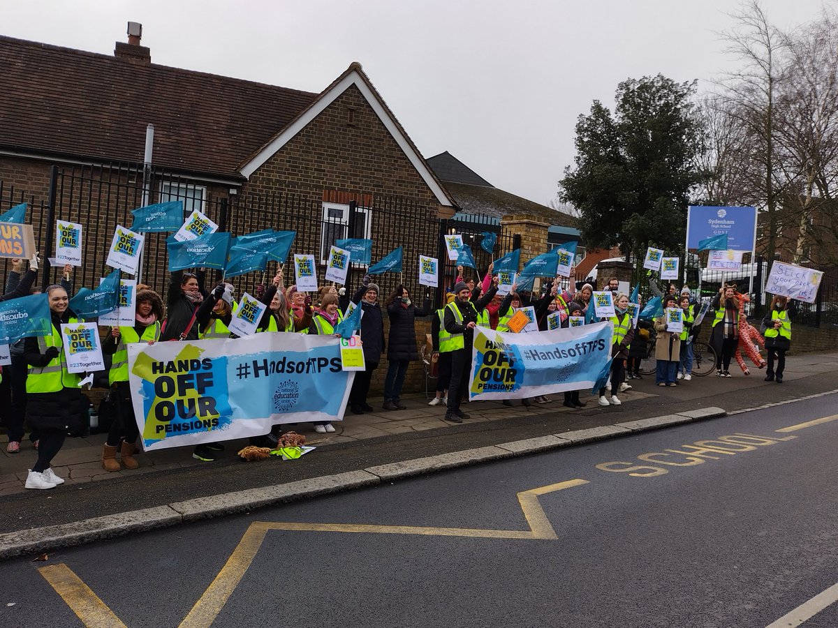 JamesTomEllis's tweet photo. Outstanding support for @NEU Teachers, on strike today for their pensions at Sydenham High School.
@NEULondon @SthLondonPress @NewsShopper @LewishamNeu
#GDST
#23Together
#StopFireRehire
#HandsOffOurTPS https://t.co/tEO7U77oyY