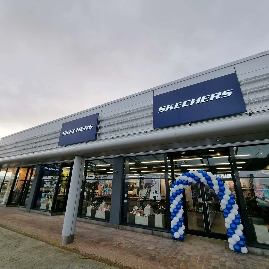 JunctionAntrim's tweet photo. Who's a Skechers fan?🙌 

👟 😍 Have you checked out our new Skechers store??

Shop the huge skechers range for Men, Woman &amp; Kid's all with up to 30% off RRP.   

Browse the Clearance range for up to 50% off! 😁 https://t.co/KMWr0kayI2