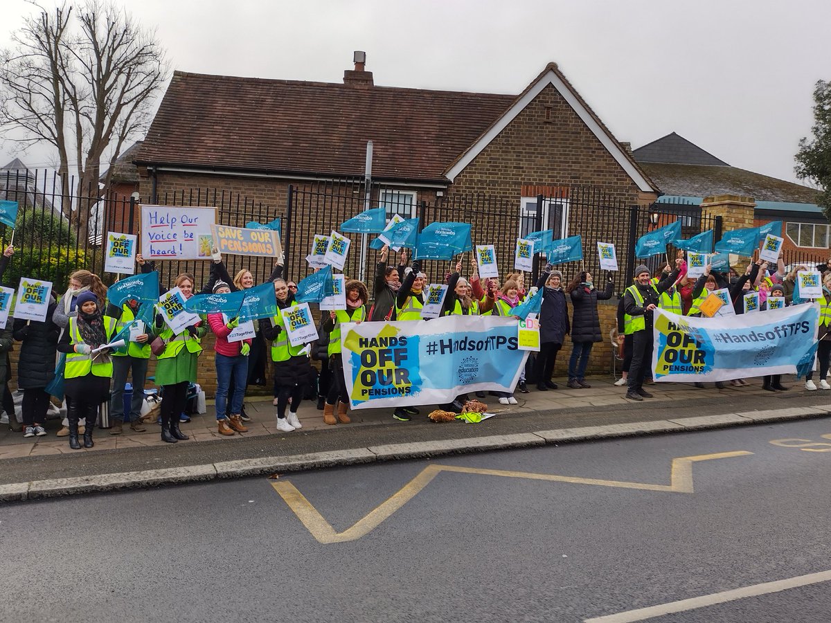 JamesTomEllis's tweet photo. Outstanding support for @NEU Teachers, on strike today for their pensions at Sydenham High School.
@NEULondon @SthLondonPress @NewsShopper @LewishamNeu
#GDST
#23Together
#StopFireRehire
#HandsOffOurTPS https://t.co/tEO7U77oyY