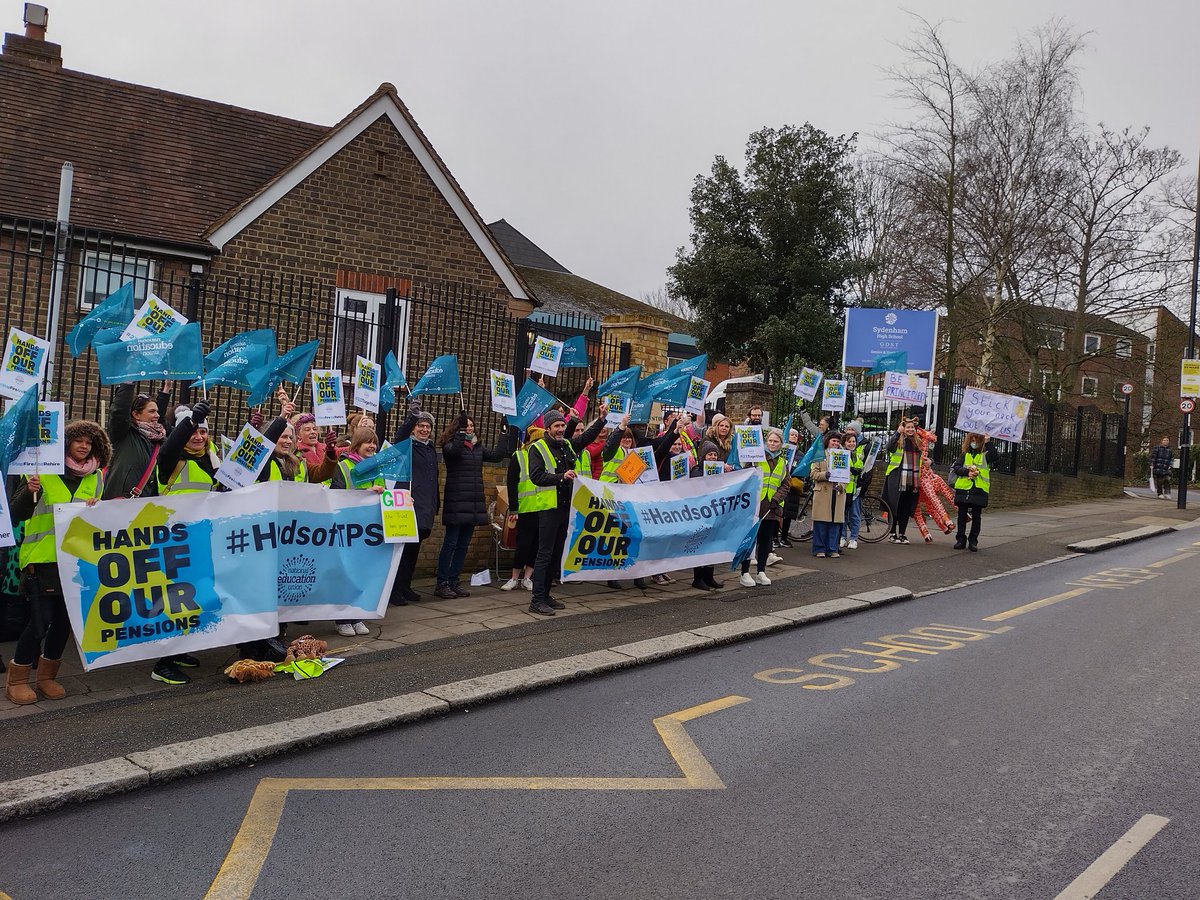 JamesTomEllis's tweet photo. Outstanding support for @NEU Teachers, on strike today for their pensions at Sydenham High School.
@NEULondon @SthLondonPress @NewsShopper @LewishamNeu
#GDST
#23Together
#StopFireRehire
#HandsOffOurTPS https://t.co/tEO7U77oyY